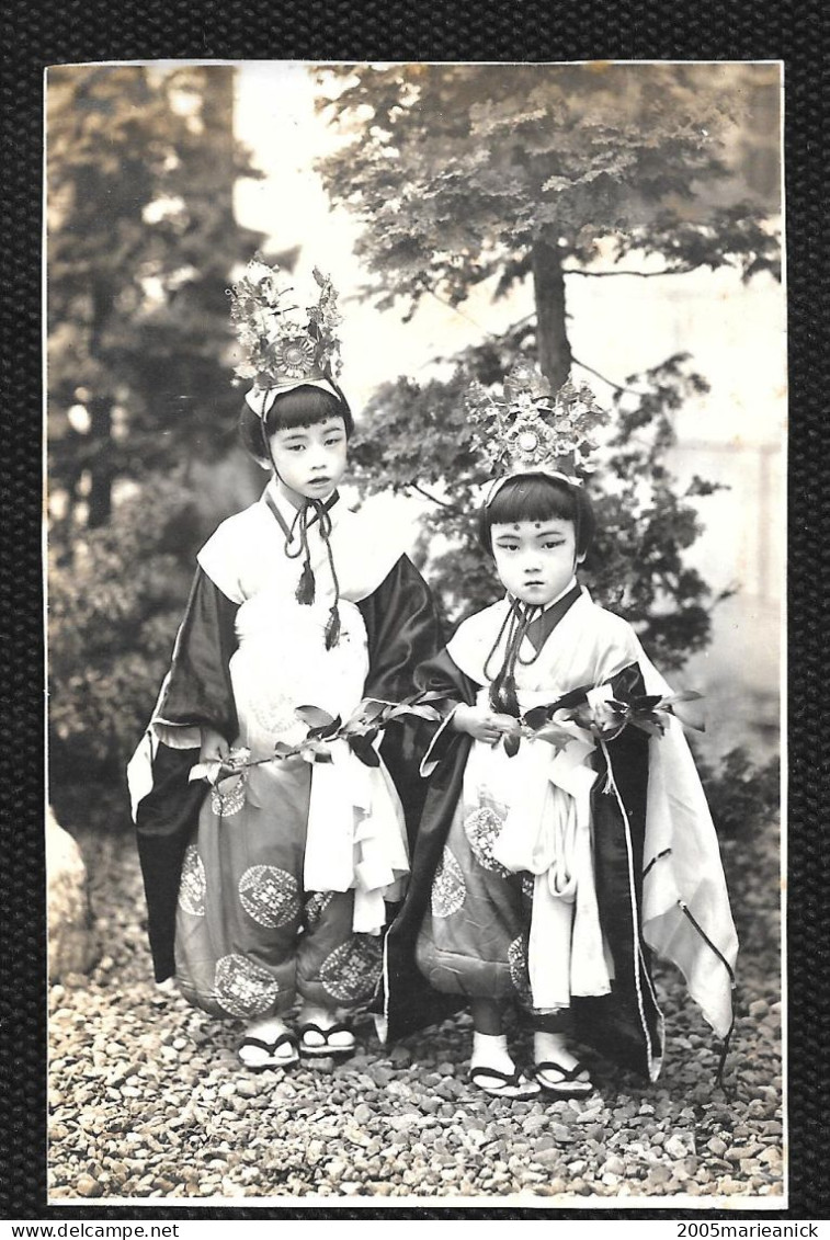 JAPON Photo Ancienne Originale De Deux Petites Filles En Costume Traditionnel  Format 7x11cm - Azië