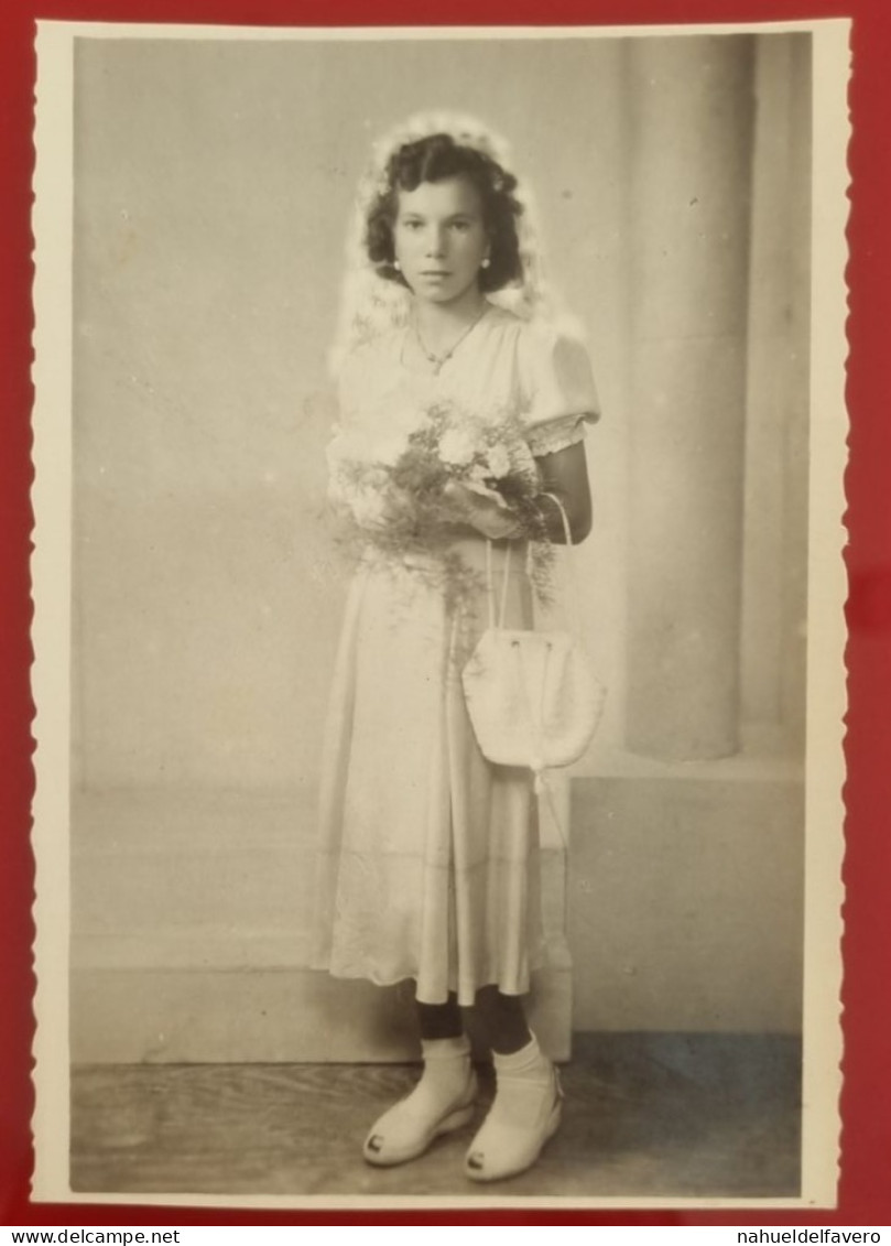 PH - Ph Original - Très Jeune Femme Préparée Avec Son Bouquet Pour Mariage 1952 - Anonymous Persons