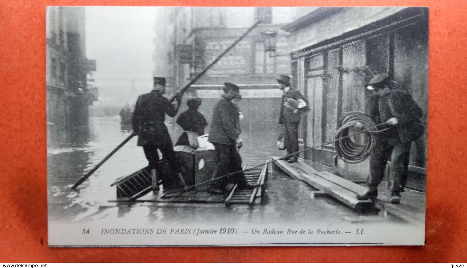 CPA (75) Inondations De Paris.1910. Un Radeau Rue De La Bucherie.  (7A.864) - La Crecida Del Sena De 1910