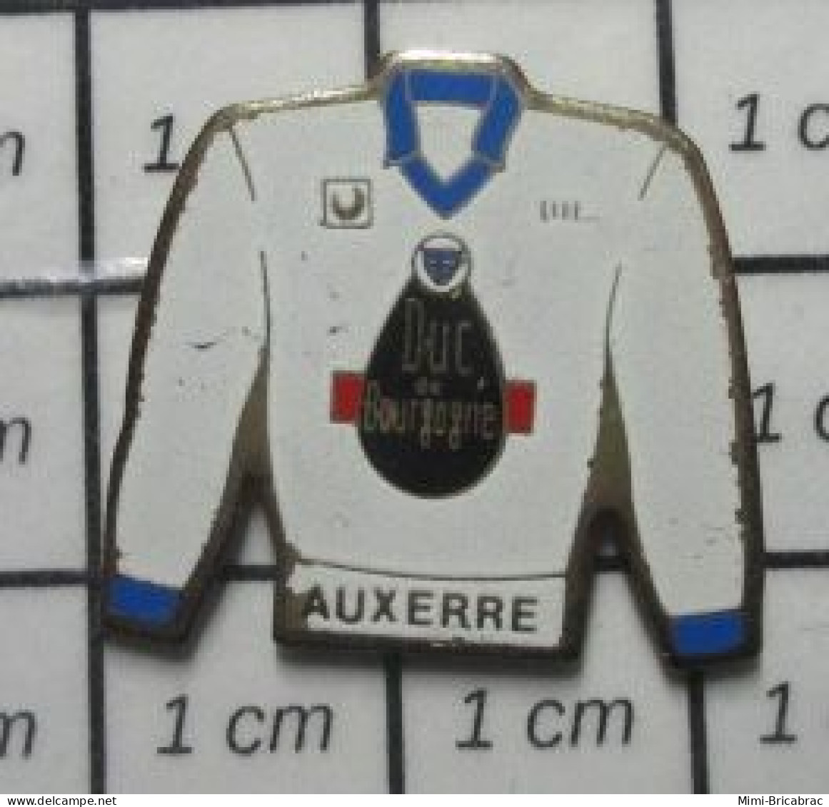 912c Pin's Pins / Beau Et Rare / SPORTS / FOOTBALL  MAILLOT DE L'EQUIPE DE AUXERRE AJA - Voetbal