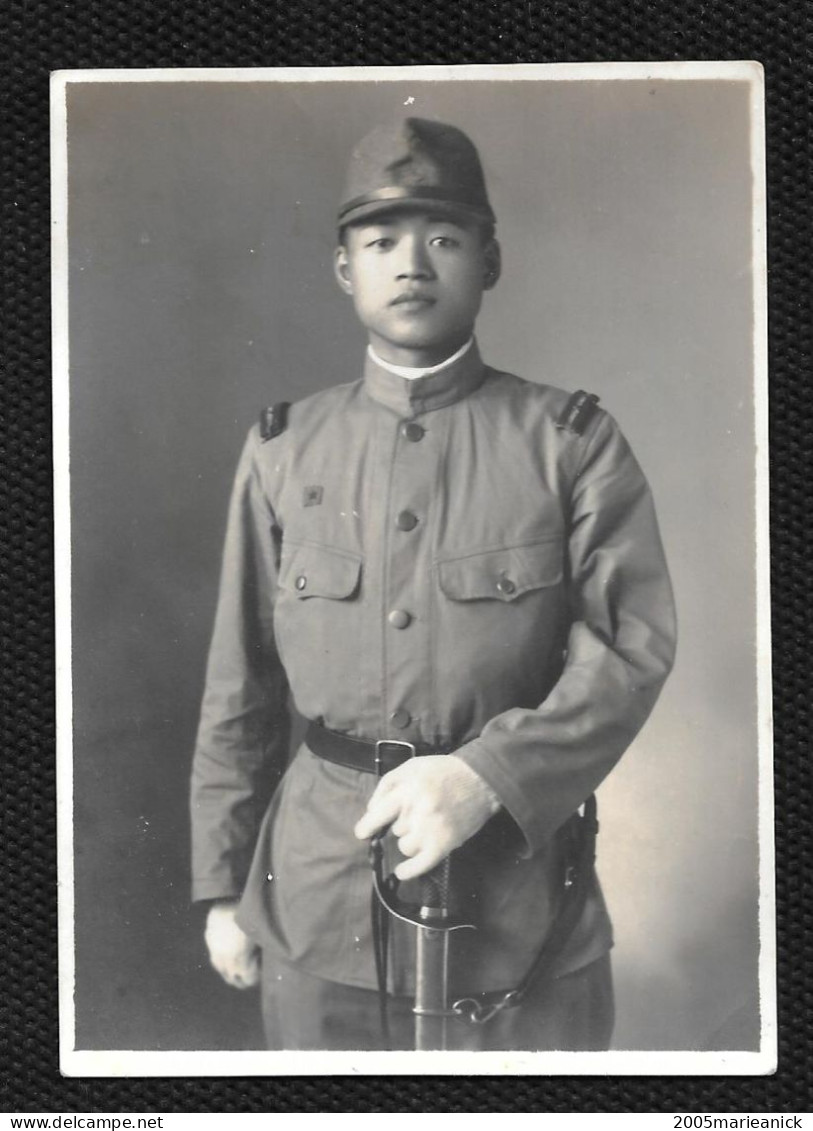 JAPON Photo Ancienne Originale D'un Jeune Militaire Sabre D'apparat En Main Format 7x10cm - Asia