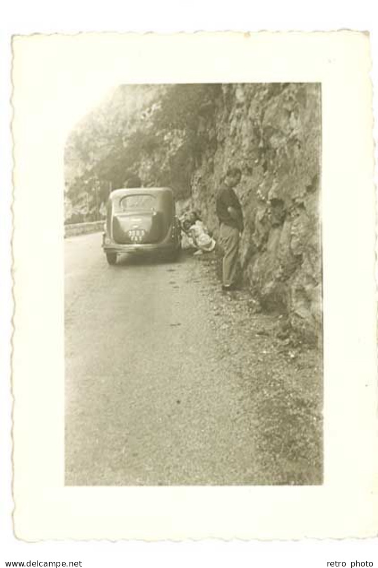 Photo Automobile à Identifier , Personnes Faisant Pipi Au Bord De La Route - Automobiles