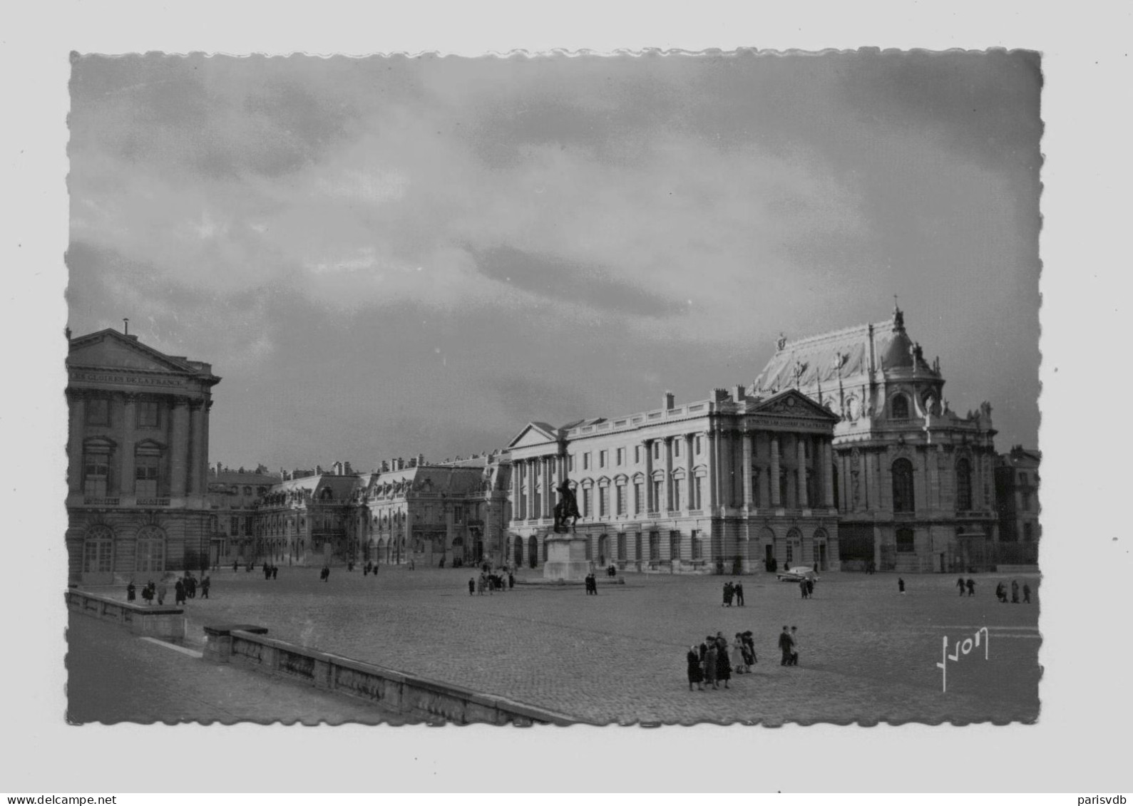 VERSAILLES - Le Palais - Cour D'Honneur  (FR 20.010) - Versailles (Château)