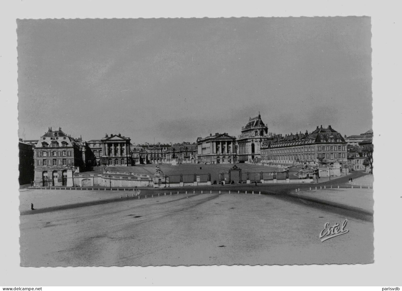 VERSAILLES - Le Palais Vu De La Place D'armes  (FR 20.014) - Versailles (Schloß)