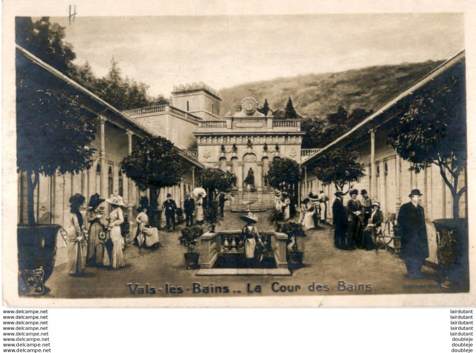 D07  VALS- LES- BAINS  La Cour Des Bains   ..... - Vals Les Bains