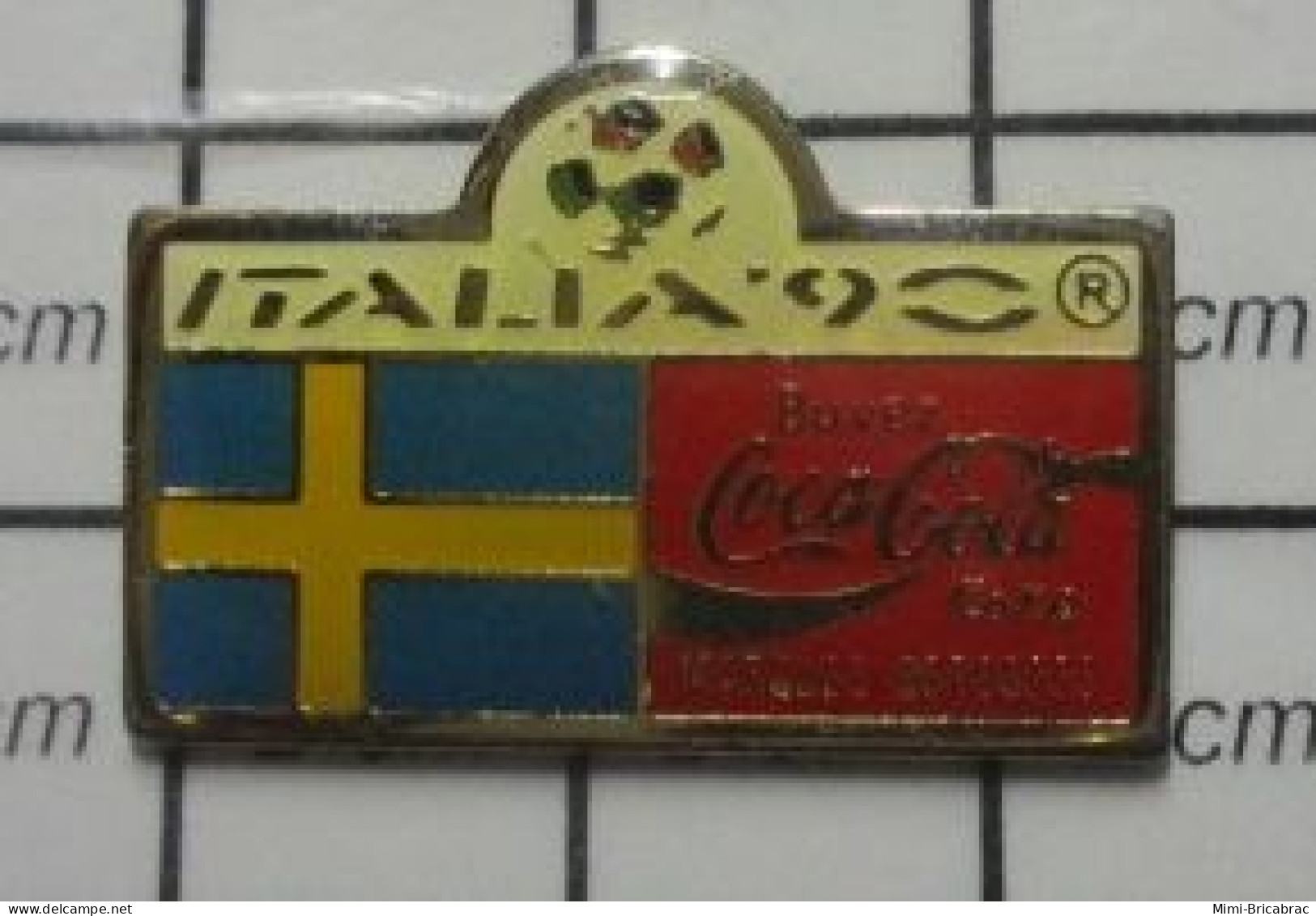 912c Pin's Pins / Beau Et Rare / SPORTS / FOOTBALL DRAPEAU SUEDE MONDIAL ITALIA 90 COCA COLA - Fussball