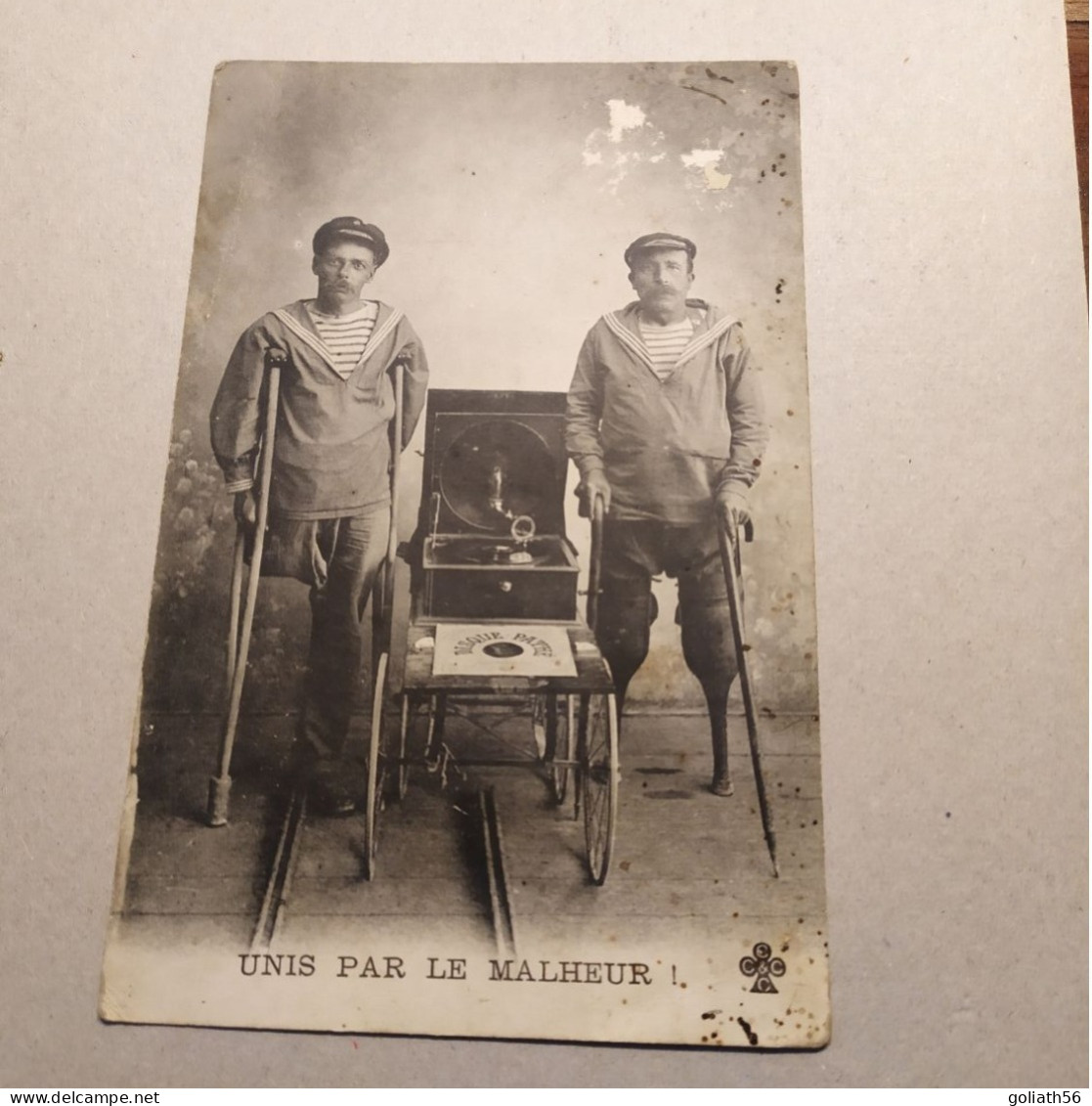 CPA Photo Unis Par Le Malheur - Militaires Marins Handicapés, Dont Un équipé De Prothèses - Characters