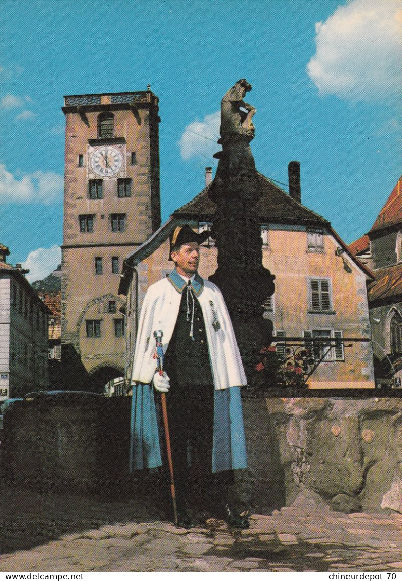 Ribeauville Alsace Appariteur De La Ville Devant La Fontaine Du Vin Et La Tour Des Bouchers - Ribeauvillé