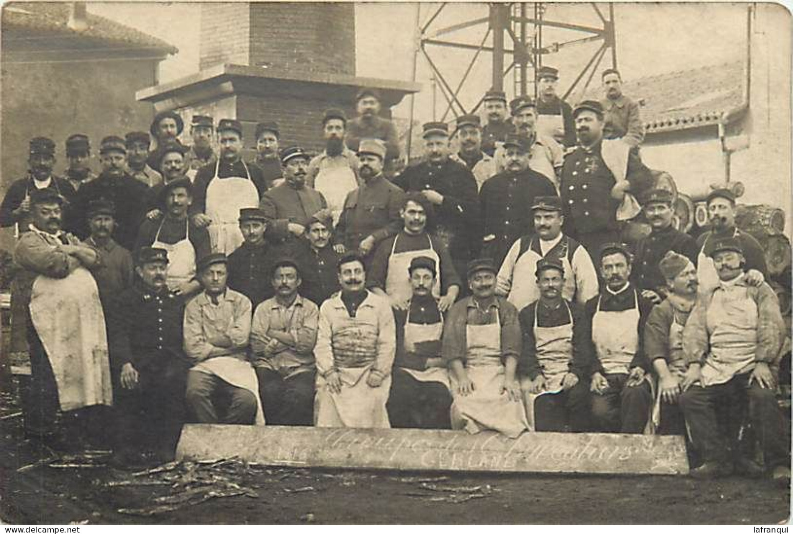 Militaires- Ref E136- Carte Photo -guerre 1914-18- Regiments-charcuterie -groupe De Charcutiers -boucherie -bouchers - War 1914-18