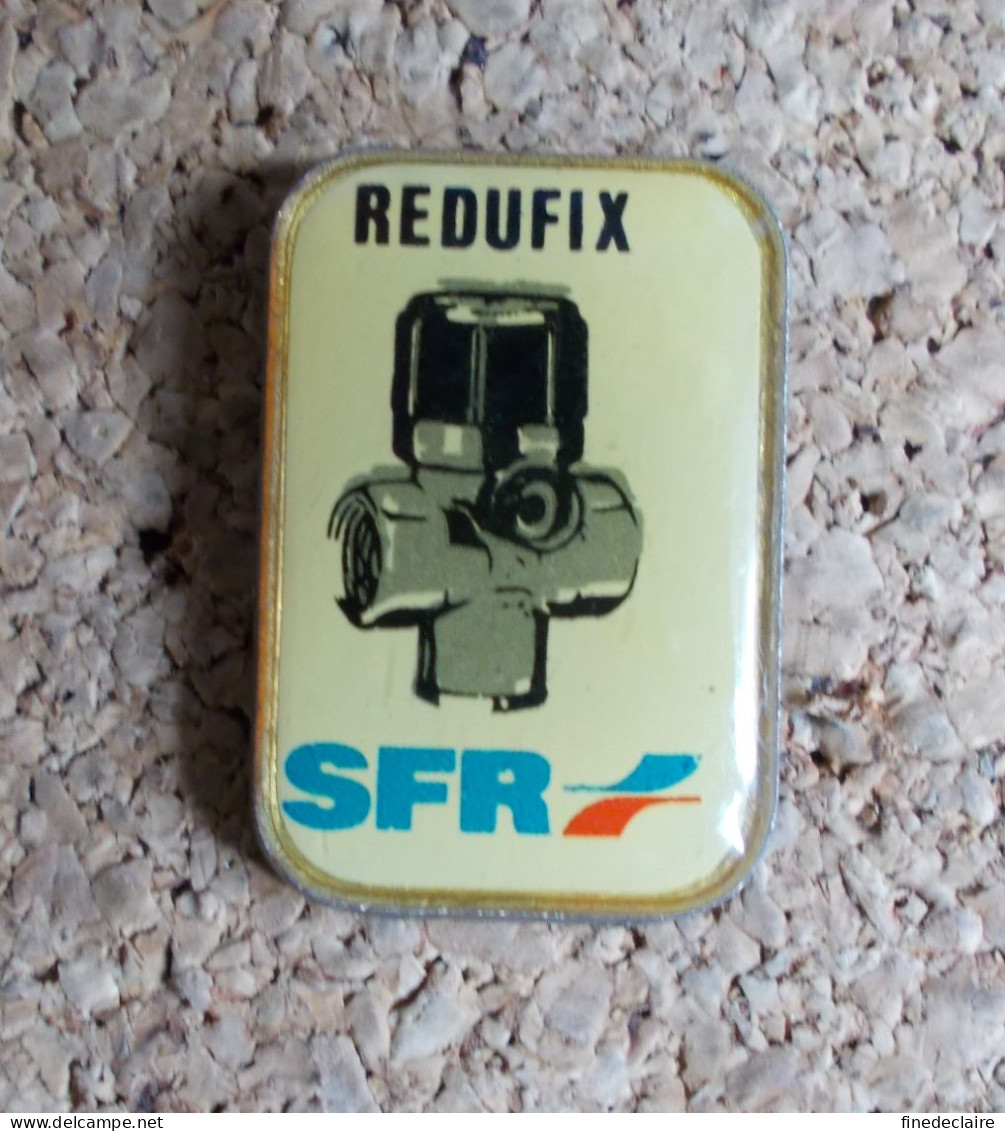 Pin's - Redufix - SFR - Markennamen