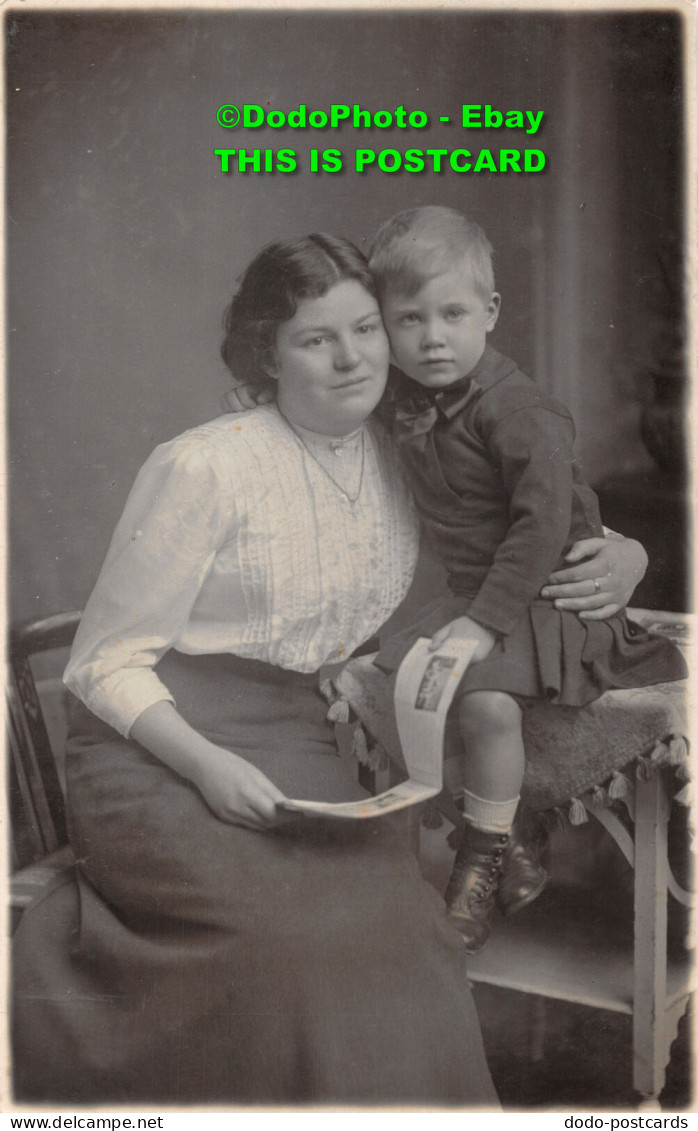 R421232 Woman And Child. Old Photography. Postcard - World