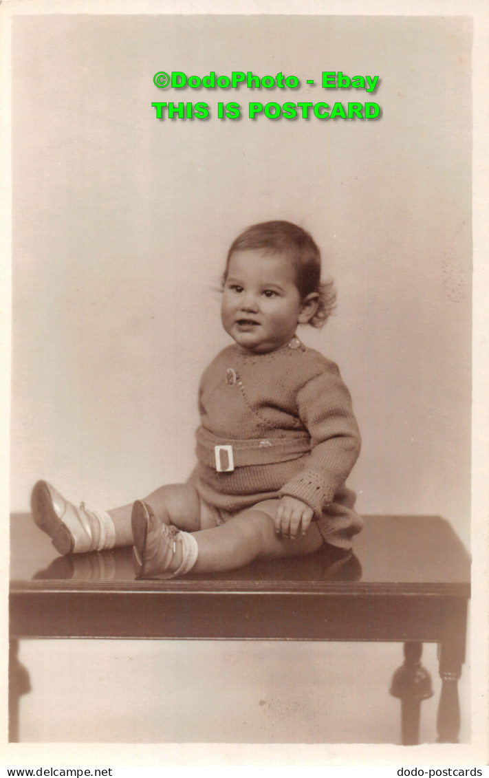 R420572 A Small Child Is Sitting At The Table. Rembrandt Cinema Studios. 1931 - World