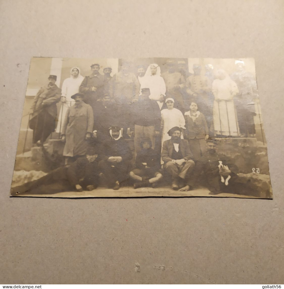 CPA  Photo Militaires Blessés Entourés D'infirmières Dans Un Hôpital, Coupé Sur Les Bords Haut, Bas Et Droit - Guerre 1914-18