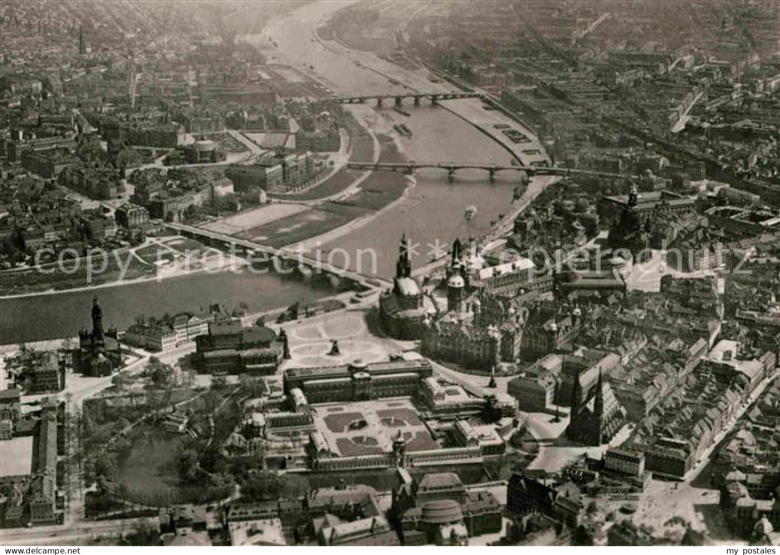 72711532 Dresden Neustadt Und Altstadt Elbe Vor Der Zerstoerung 1945 Fliegeraufn - Dresden