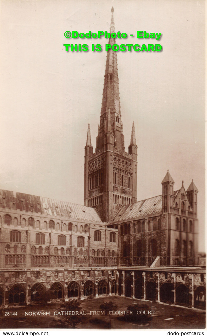 R421132 28144. Norwich Cathedral From Cloister Court - Monde