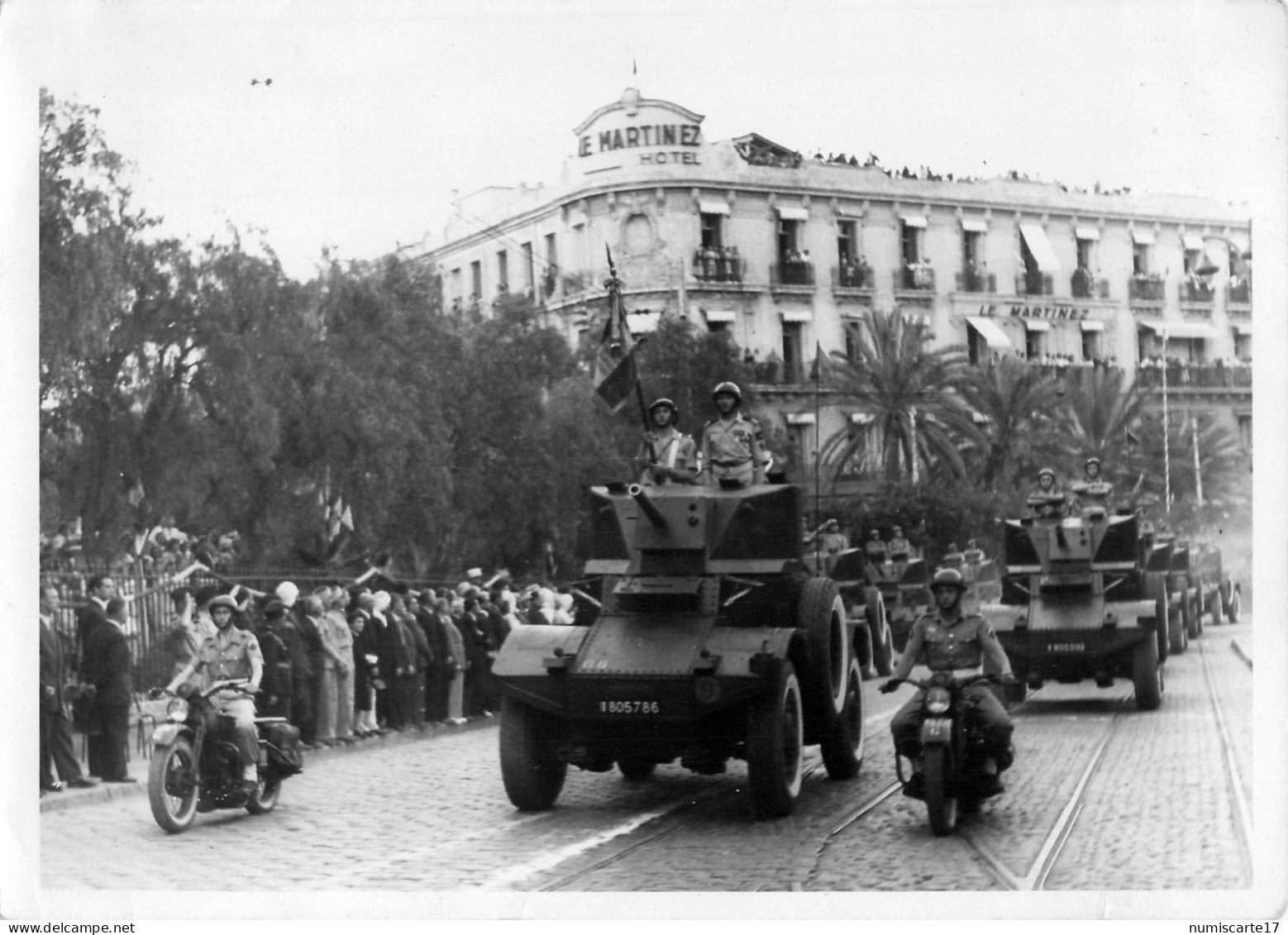 Photo 13x18cm ORAN, Défilé Militaire Harley Davidson Et AMD Panhard 178 Sur Boulevard Clémenceau - Hôtel Martinez - Oorlog, Militair