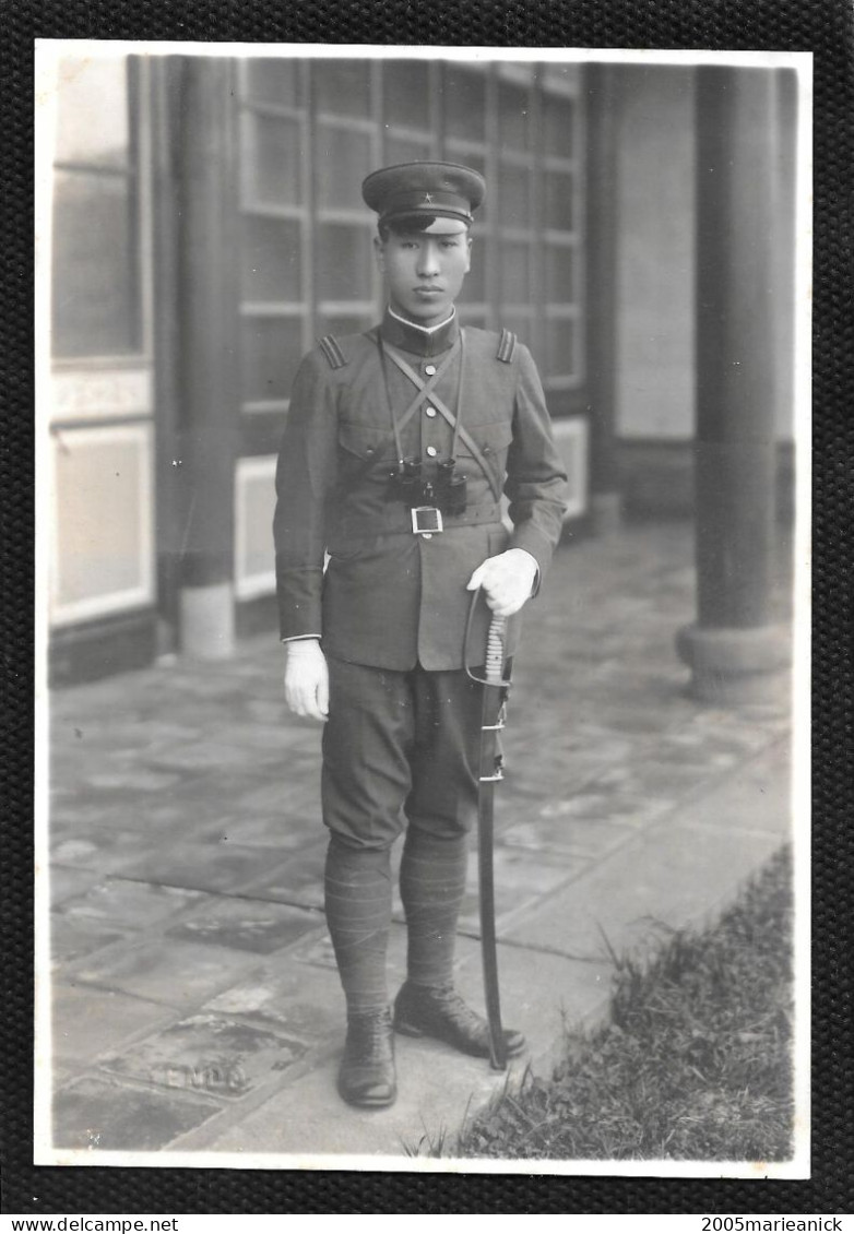 JAPON Photo Ancienne Originale D'un Militaire Sabre D'apparat Mains Gantées De Blanc Format 9x13,4cm - Asia