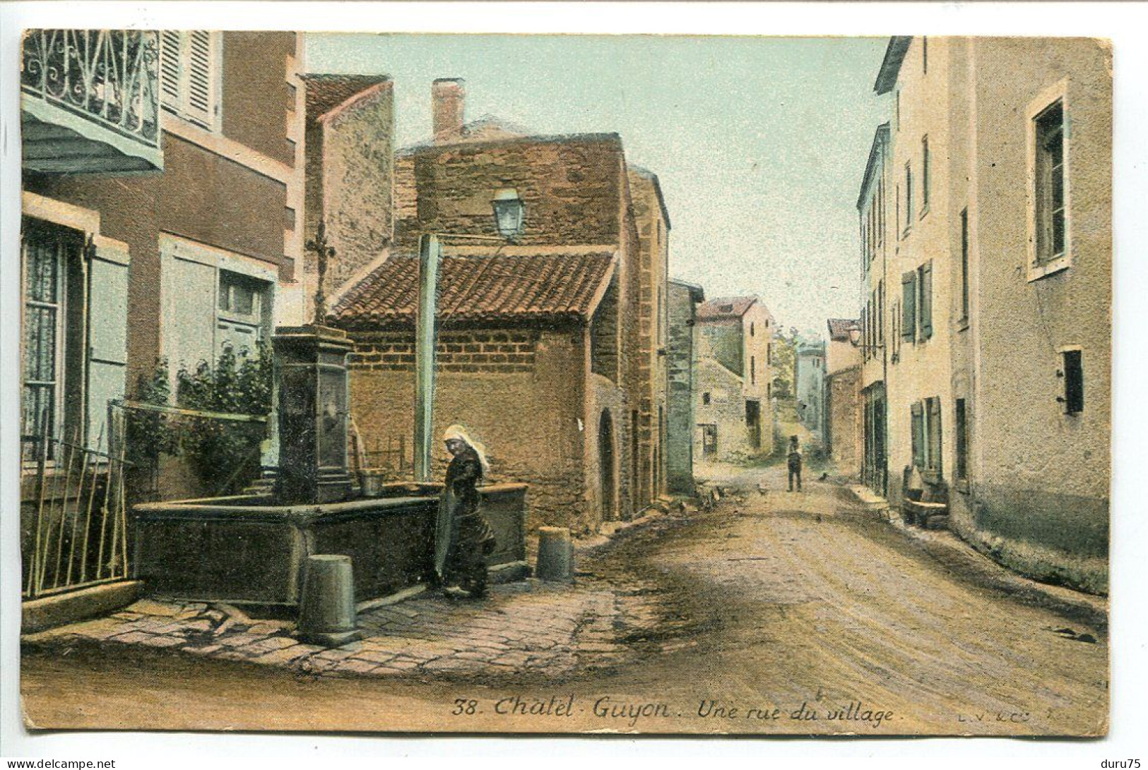 CPA COULEUR Ecrite En 1911 * CHÂTEL GUYON Une Rue Du Village ( Animée Femme à La Fontaine ) - Châtel-Guyon