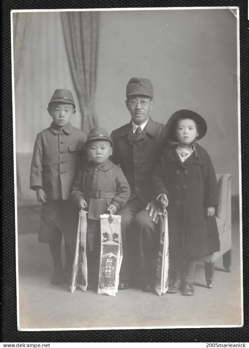 JAPON Photo Ancienne Originale D'un Père Et Sa Fille Avec Ses Deux Garçons En Habit Militaire Format 10,8x15,2cm - Asie