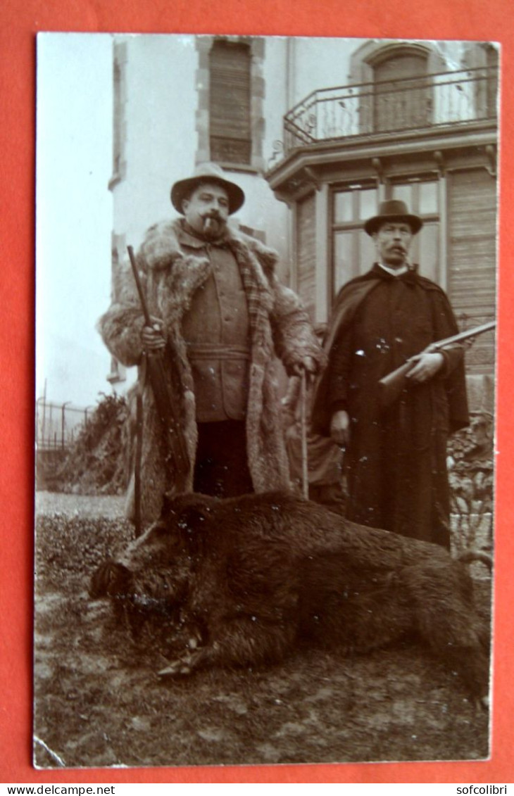 Carte Photo : Scène De Chasse, 2 Chasseurs Et  Un Sanglier Mort (trophée De Chasse...) - Autres & Non Classés