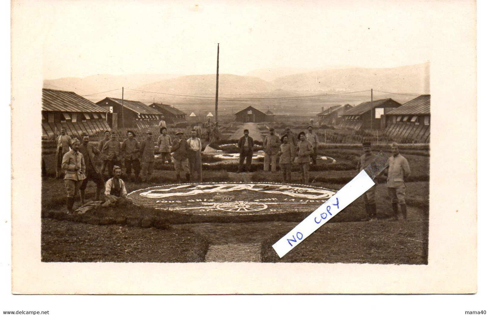 CPA - MILITARIA - GROUPE DE MILITAIRES REGROUPE AUTOUR D'UN PARTERRE OU EST ECRIT "TOUS UNIS POUR LA LIBERTE" - Personnages