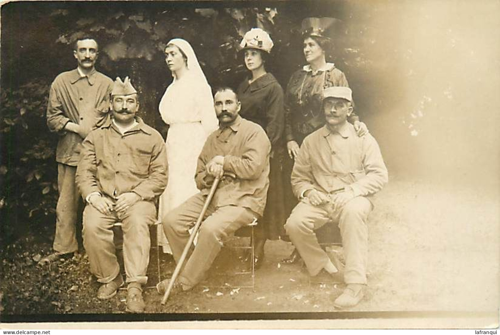 Militaires- Ref E119-carte Photo -guerre 1914-18-santé - Groupe De Soldats Bléssés Et Infirmiere Croix Rouge - - Guerra 1914-18