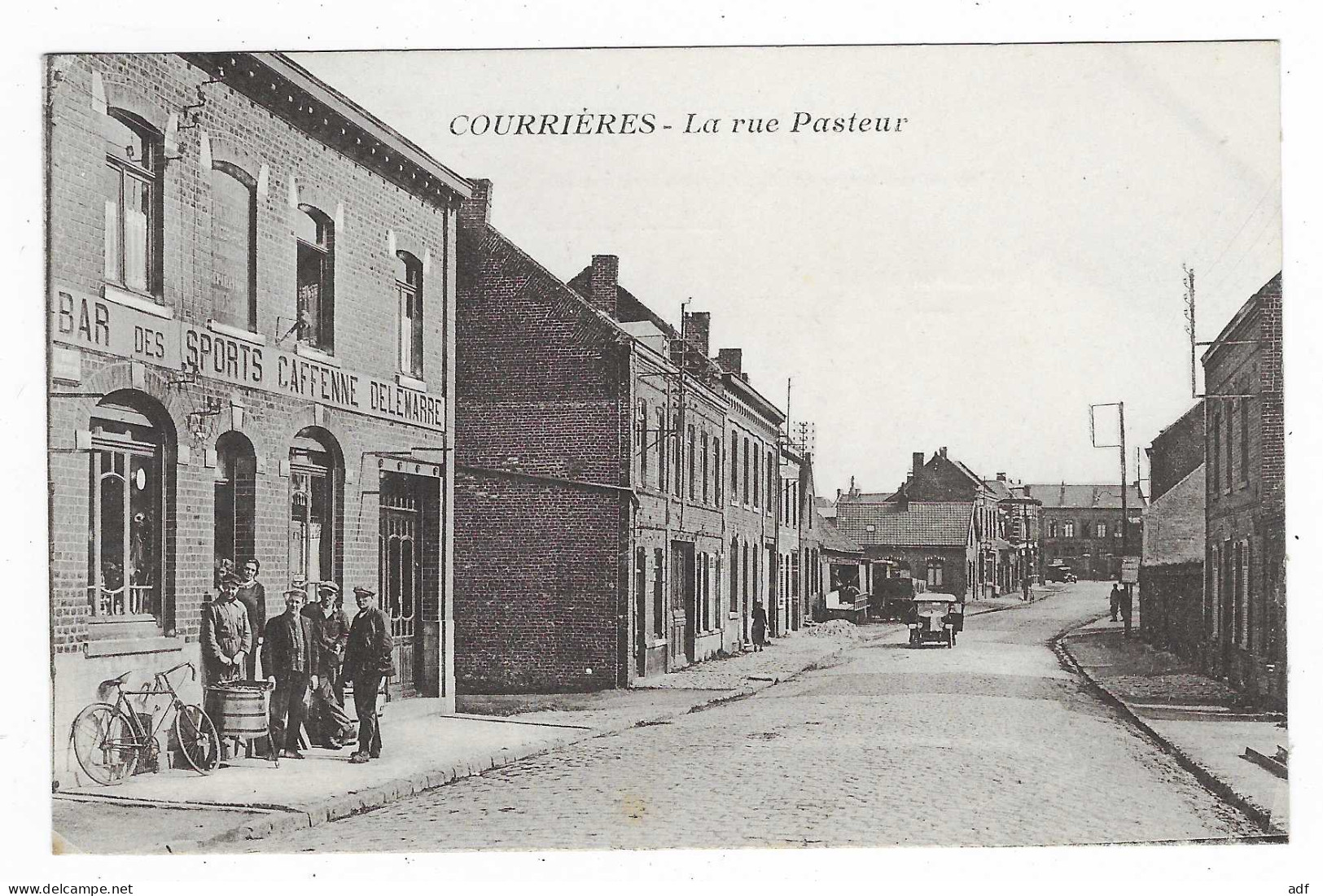 JOLIE CPA ANIMEE COURRIERES, LA RUE PASTEUR, ANIMATION DEVANT LE BAR DES SPORTS, AUTO VOITURE TACOT, PAS DE CALAIS 62 - Sonstige & Ohne Zuordnung