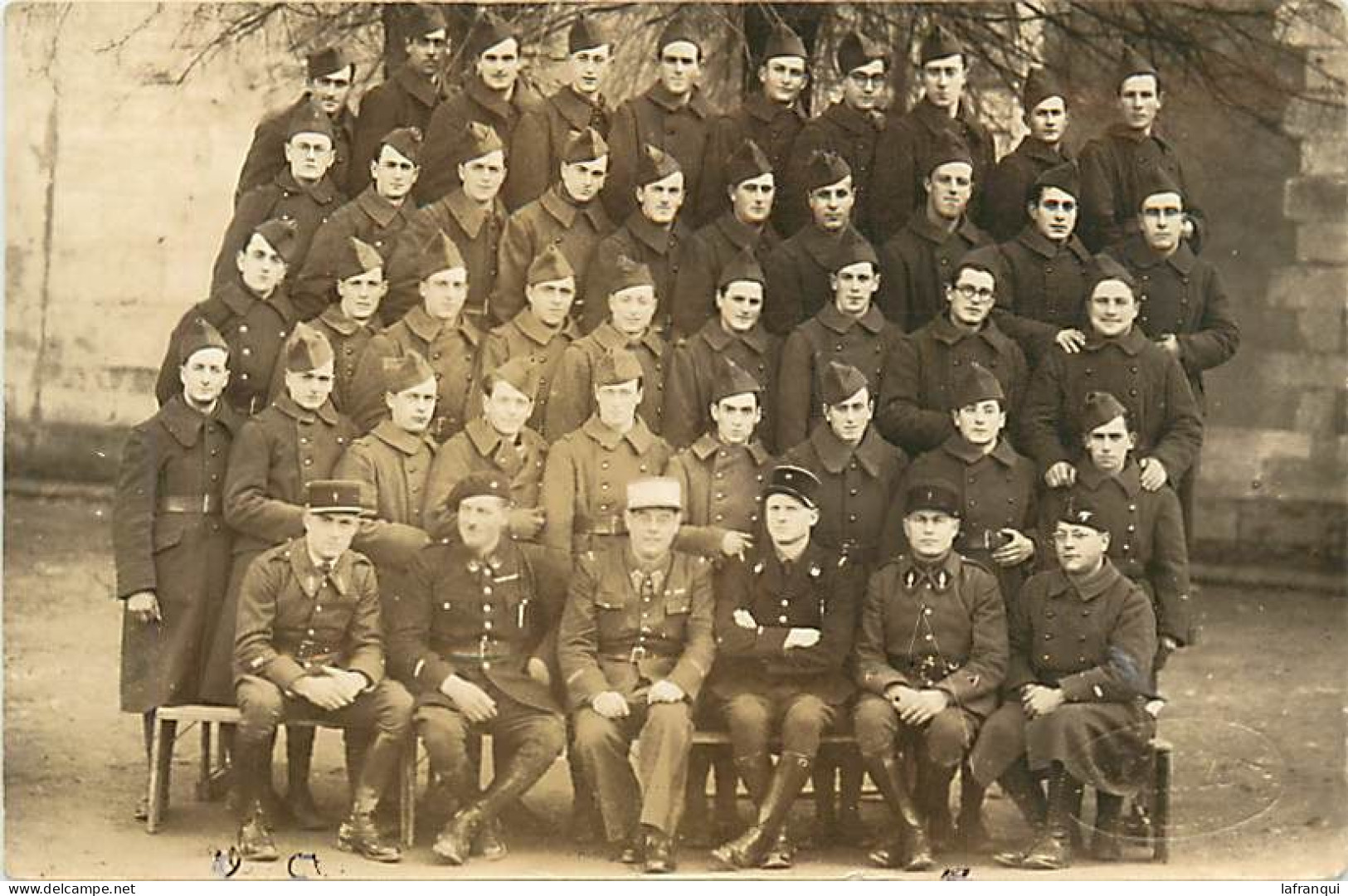 Militaires- Ref E116-carte Photo -groupe Militaires / Saintes En Relief /-legere Tache Au Verso - - Saintes