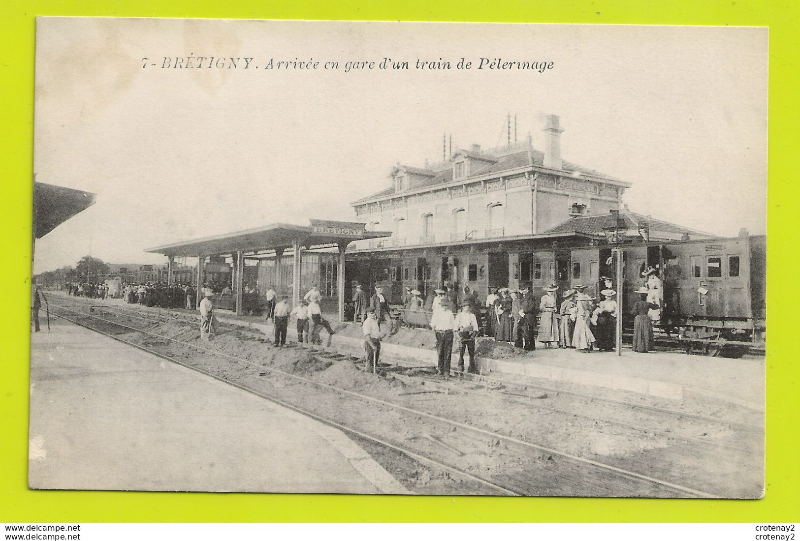 91 BRETIGNY Gare N°7 Arrivée TRAIN Wagons Anciens 3ème Classe De Pèlerins Brigade Cheminots En Train De Dégarnir La Voie - Stations With Trains