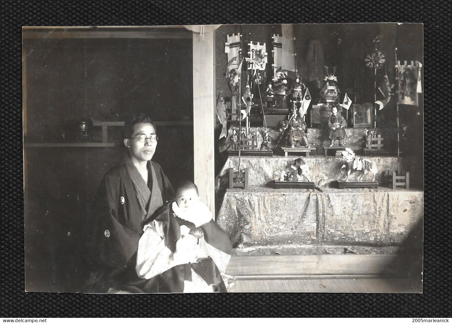 JAPON Photo Ancienne Originale Présentation D'un Bébé Devant L'hotel D'un Temple Format 8,8x13cm - Asie