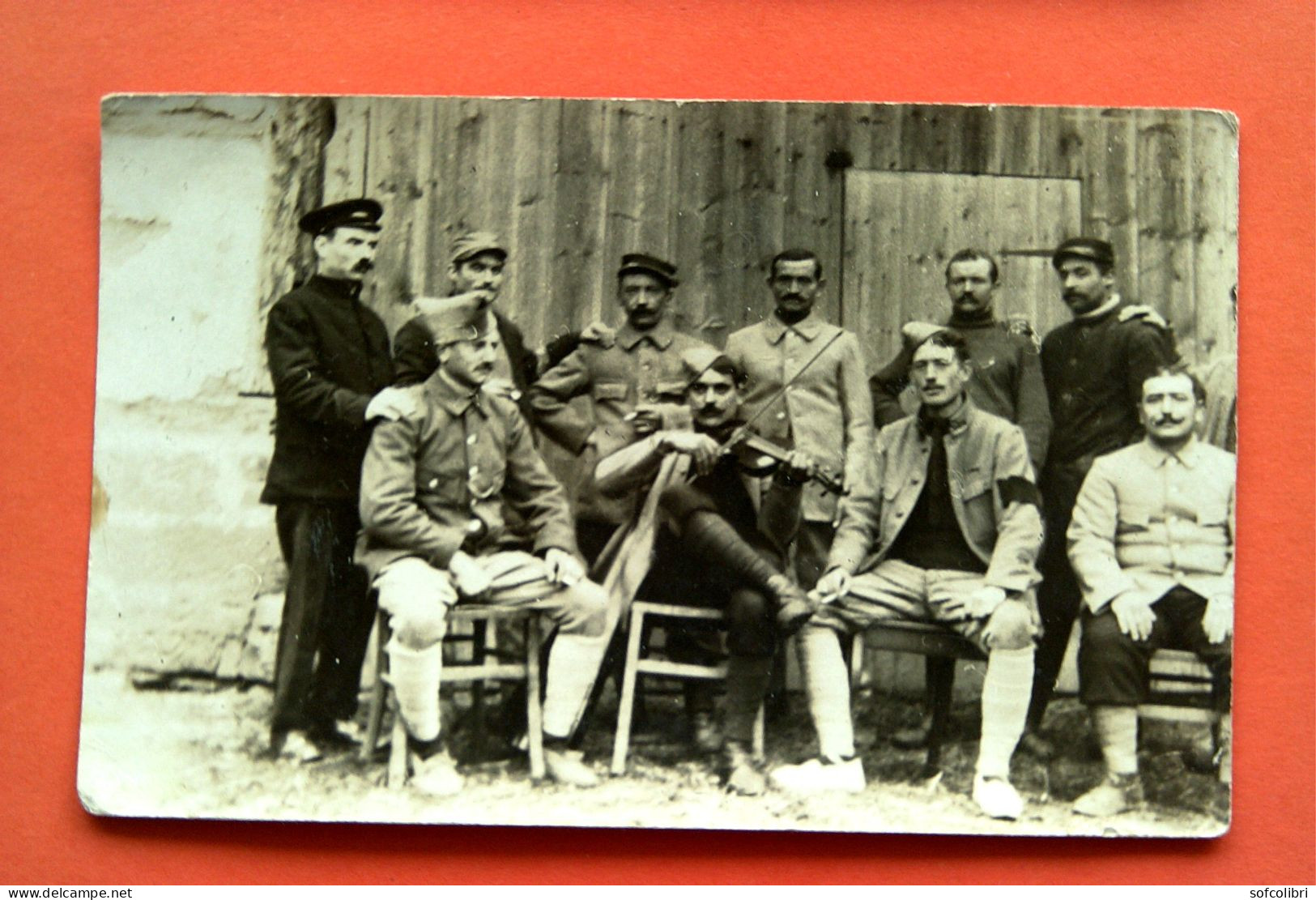 Carte Photo : Groupe De Soldats (1 Militaire Jouant Du Violon...) - Guerra 1914-18