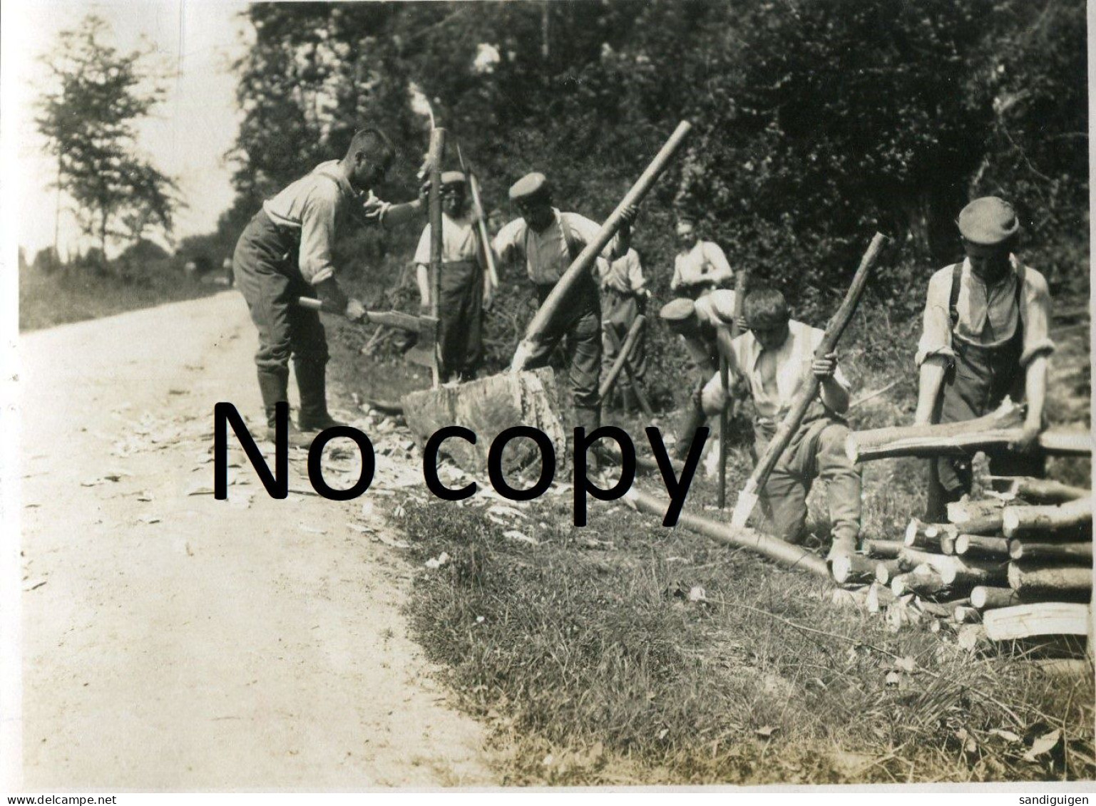 PHOTO ALLEMANDE DU IR 87 - SOLDATS SCIANT DU BOIS A ETALON PRES DE NESLE - ROYE SOMME GUERRE 1914 1918 - War, Military