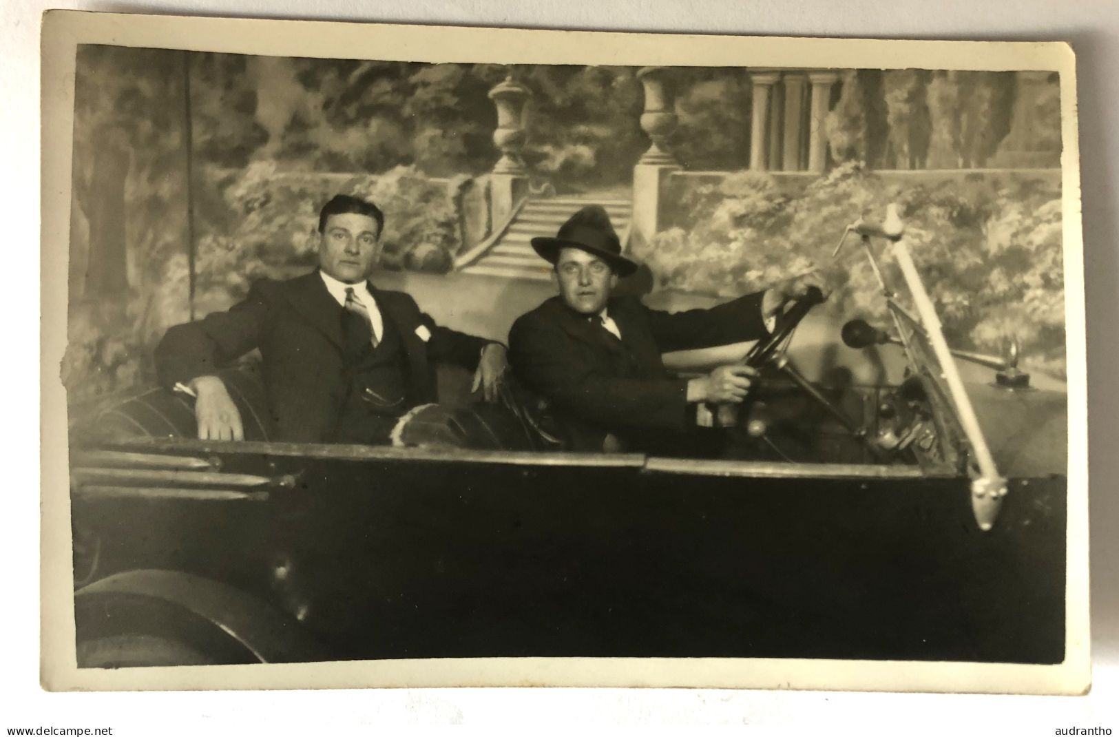 Carte Photo Photographie Ancienne - 2 Hommes Dans Une Voiture Photographe Décor 3D - Auto's