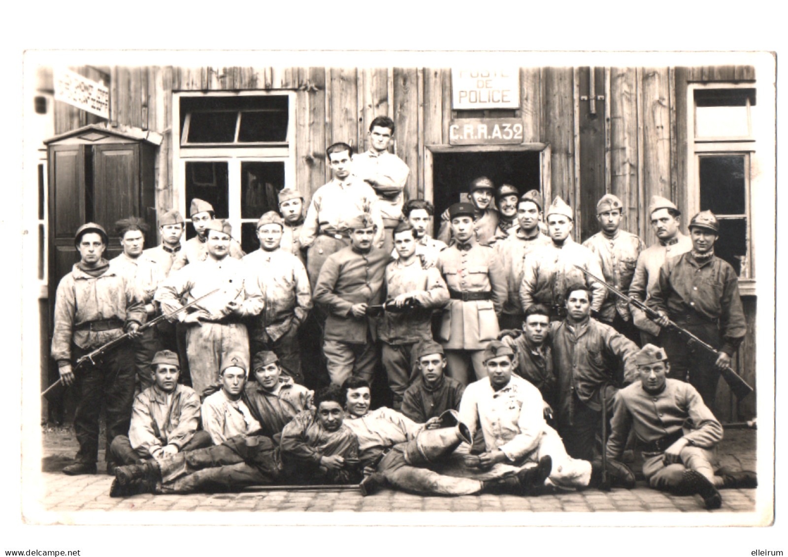 MILITARIA. CARTE PHOTO. GROUPE De MILITAIRES Du 25e REGIMENT. A SITUER. - Barracks