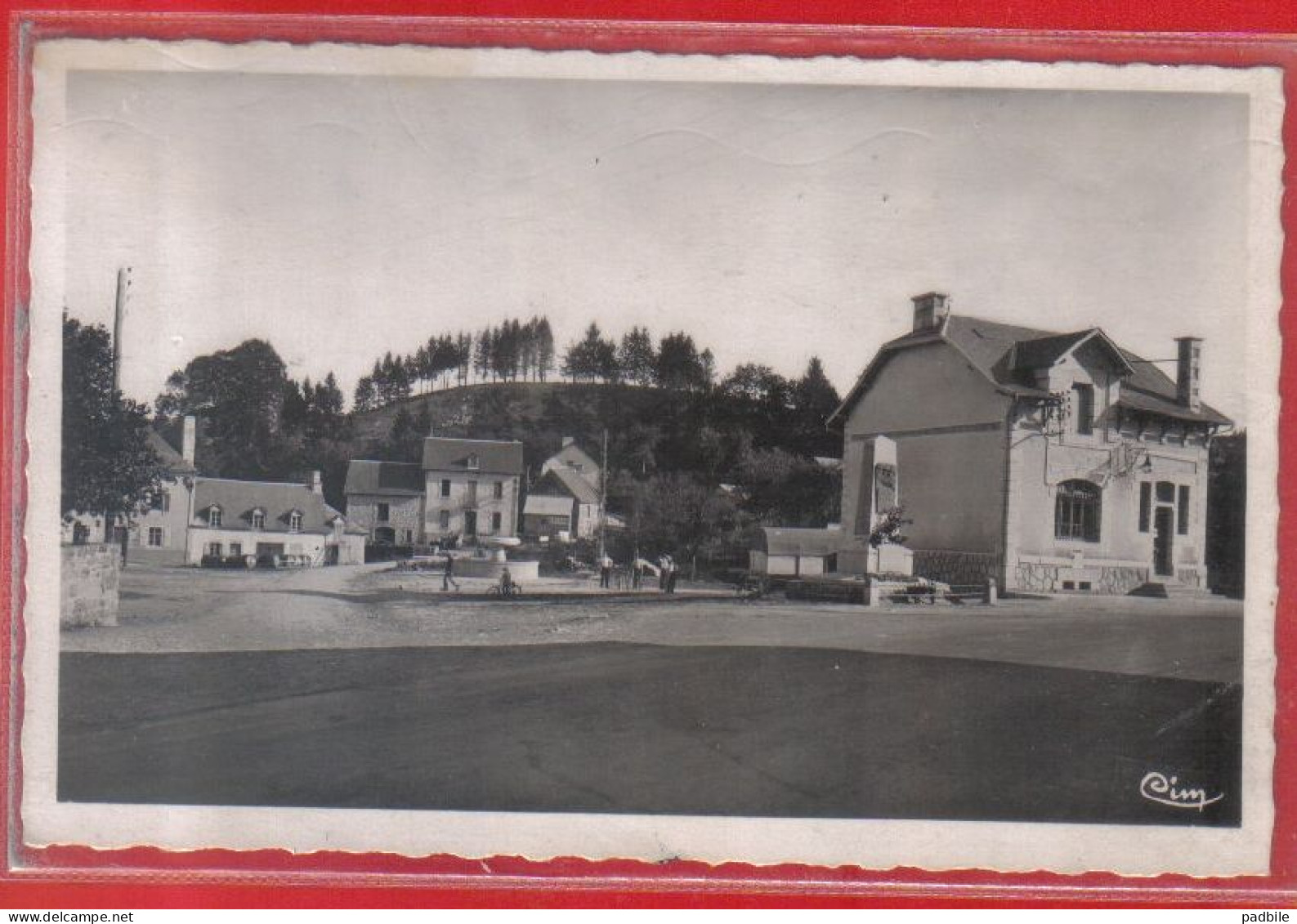 Carte Postale 19. Saint-Angel  La Poste  Place De L'Etang  Très Beau Plan - Andere & Zonder Classificatie