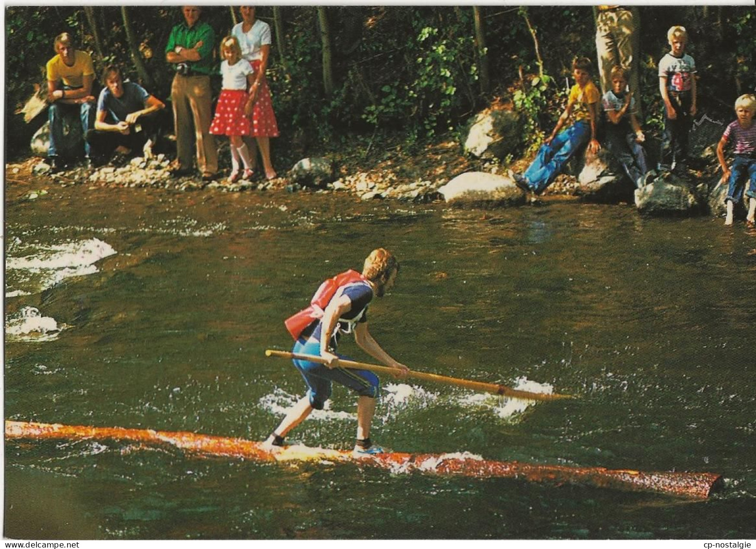 FINLANDE - A MAN SHOOTINGS RAPIDS - Finlandia