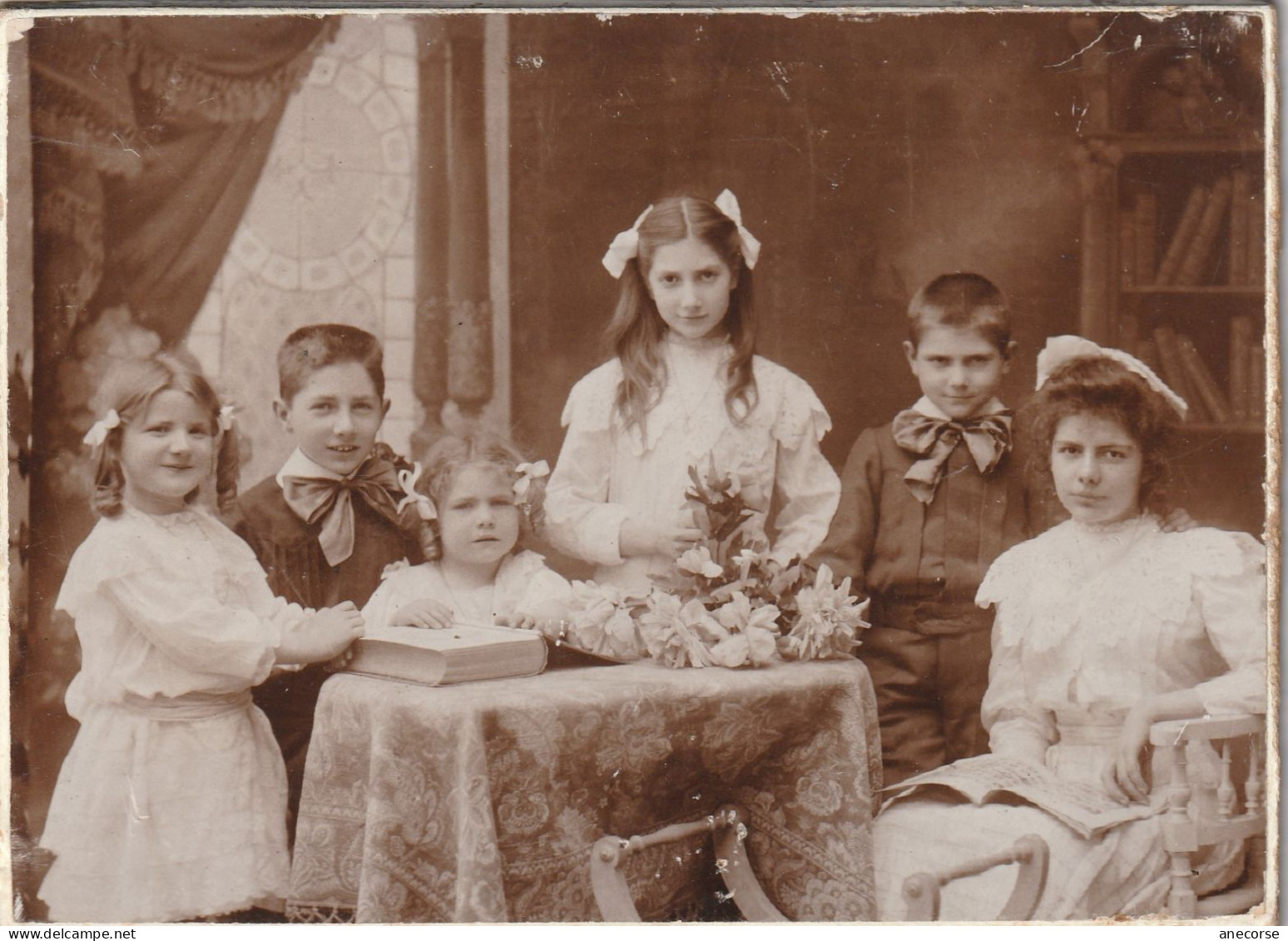 Photo Sur Carton  Enfants ( Garçons Filles La Pose Lecture ) Devant Table Fleurie Maubeuge Rue De La République - Anonyme Personen