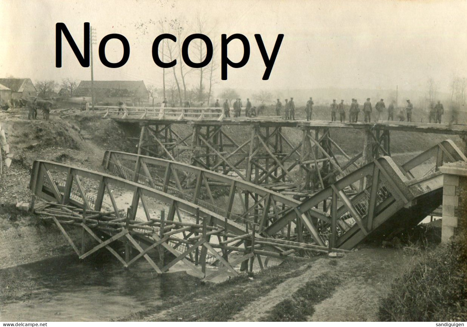 PHOTO ALLEMANDE - SOLDAT CONSTRUISANT UNE PASSERELLE SUR LE CANAL A FRETOY (LE CHATEAU) PRES NOYON OISE GUERRE 1914 1918 - Guerre, Militaire