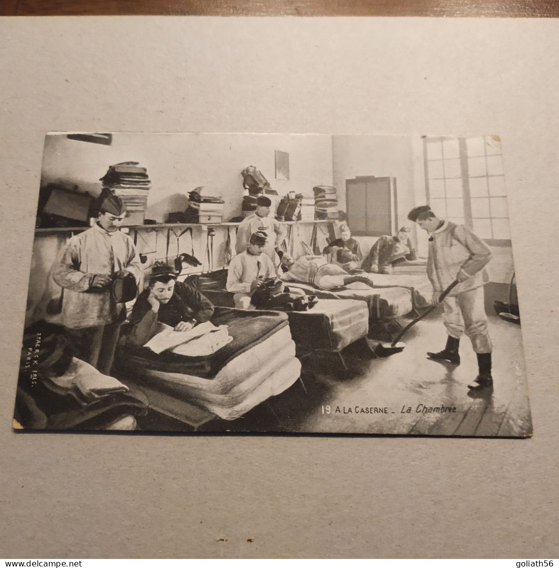 CPA Photo A La Caserne - La Chambre - N°19 - Carte Très Animée - Personen