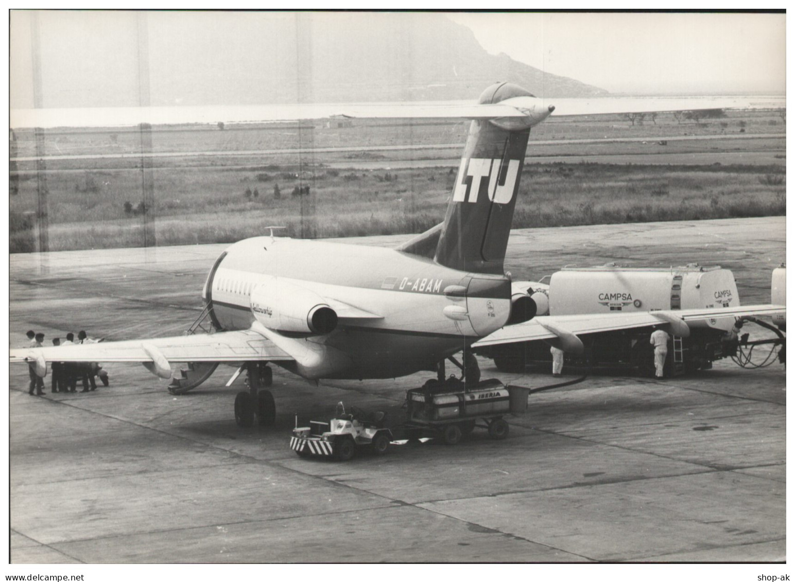 C5850/ Flughafen Ibiza Flugzeug LTU Wird Betankt  Foto 21 X 15 Cm 70er Jahre - Andere & Zonder Classificatie