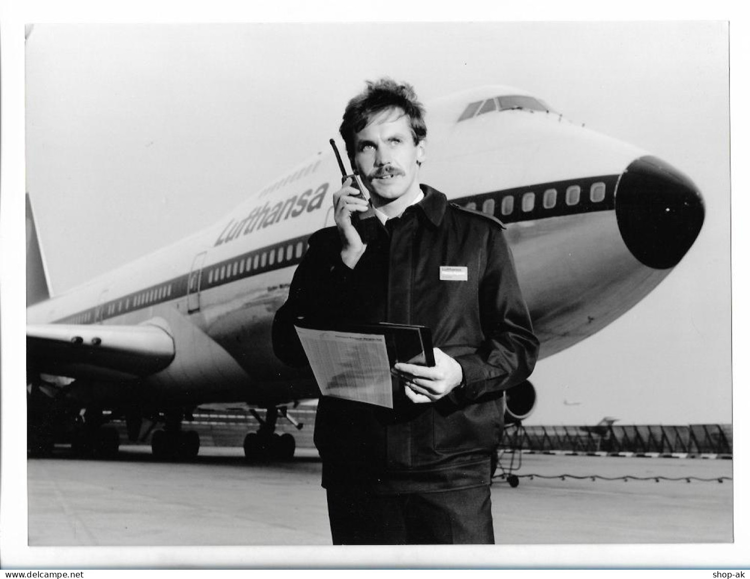 C6342/ Lunfthansa Jumbo Jet, Neue Dienstkleidung  Ramp Agent Foto 1987 24x18 Cm  - Sonstige & Ohne Zuordnung