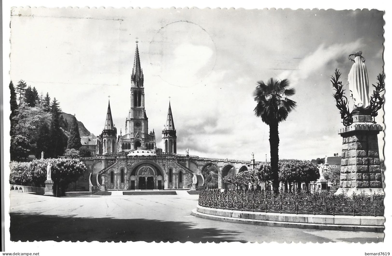 65  Lourdes -  La Vierge Couronnee  Et La Basilique - Lourdes