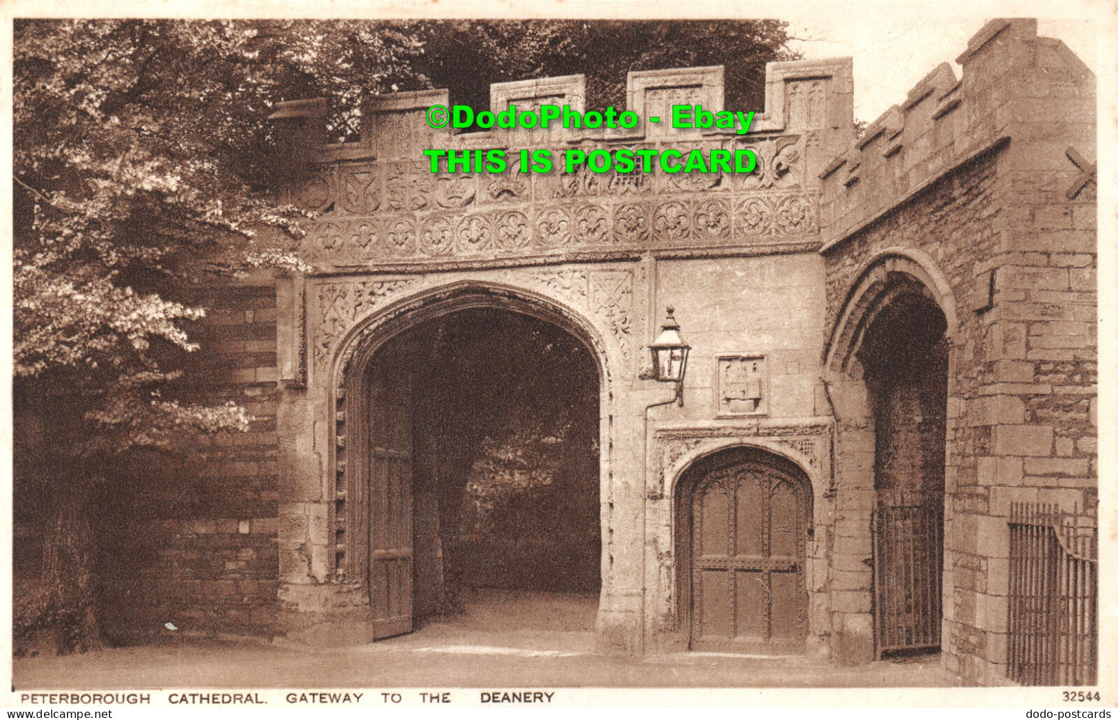 R422414 Peterborough Cathedral. Gateway To The Deanery. 32544. Photochrom - Monde