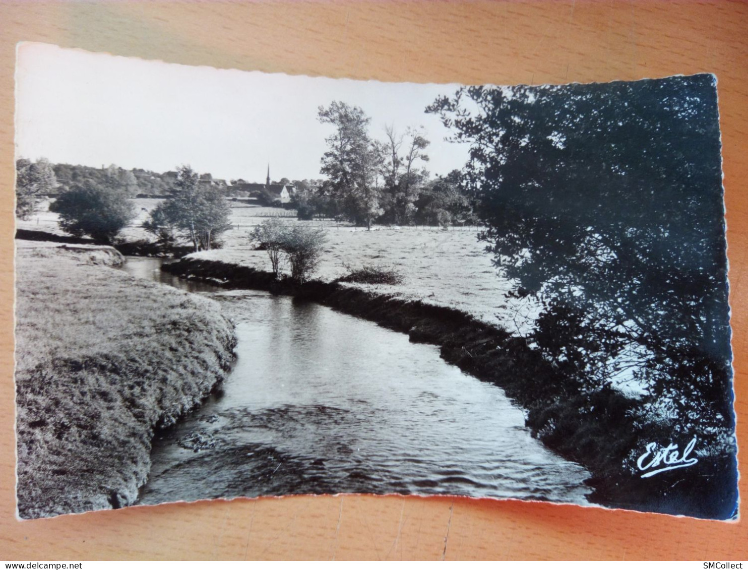 La Neuve Lyre (environs) Bords De La Risle Et église De La Vieille Lyre. Carte Inédite (A17p45) - Autres & Non Classés