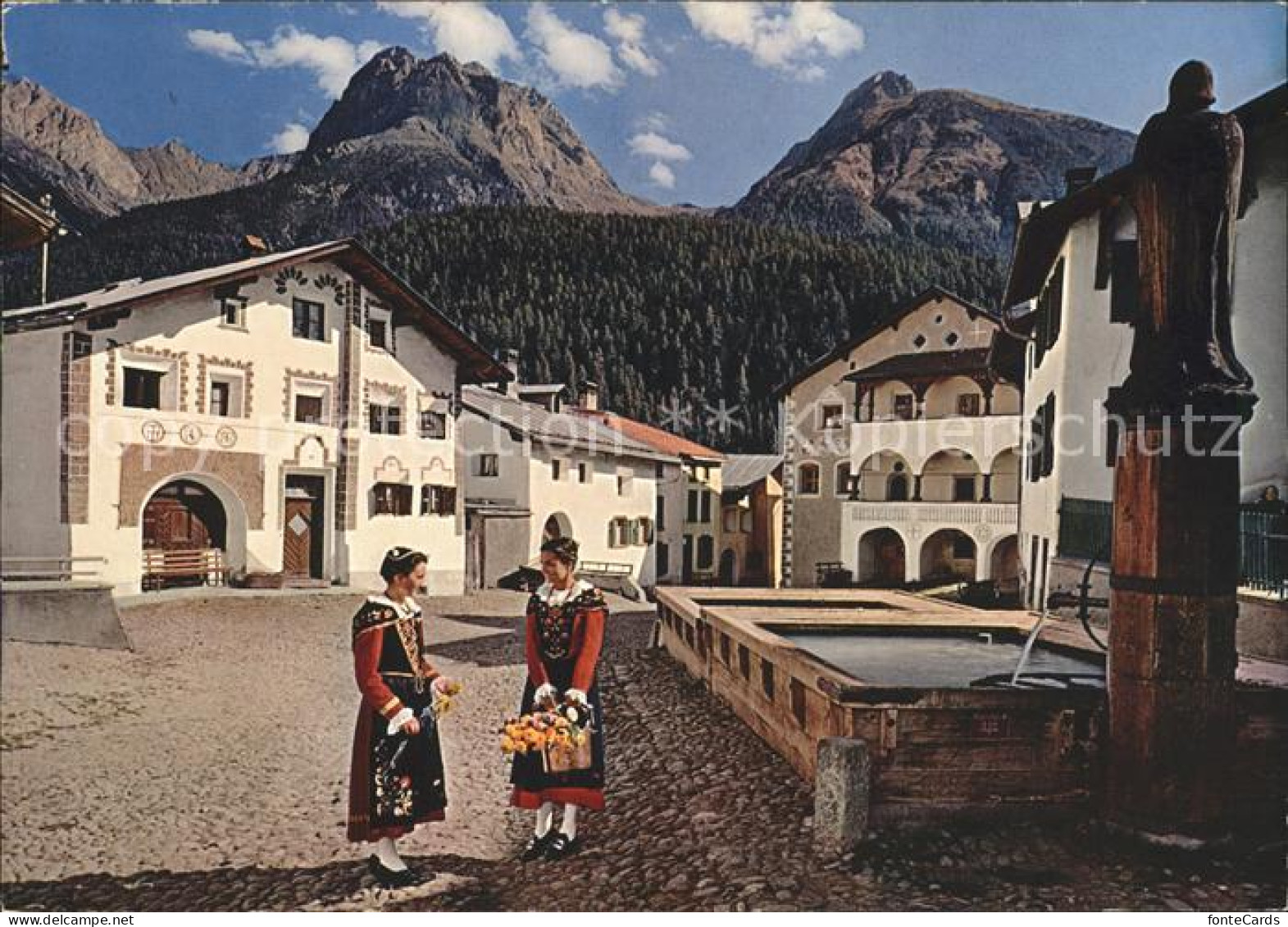 11851446 Scuol Tarasp Vulpera Dorfplatz Scuol Mit Museum Und Frauen In Tracht Sc - Sonstige & Ohne Zuordnung