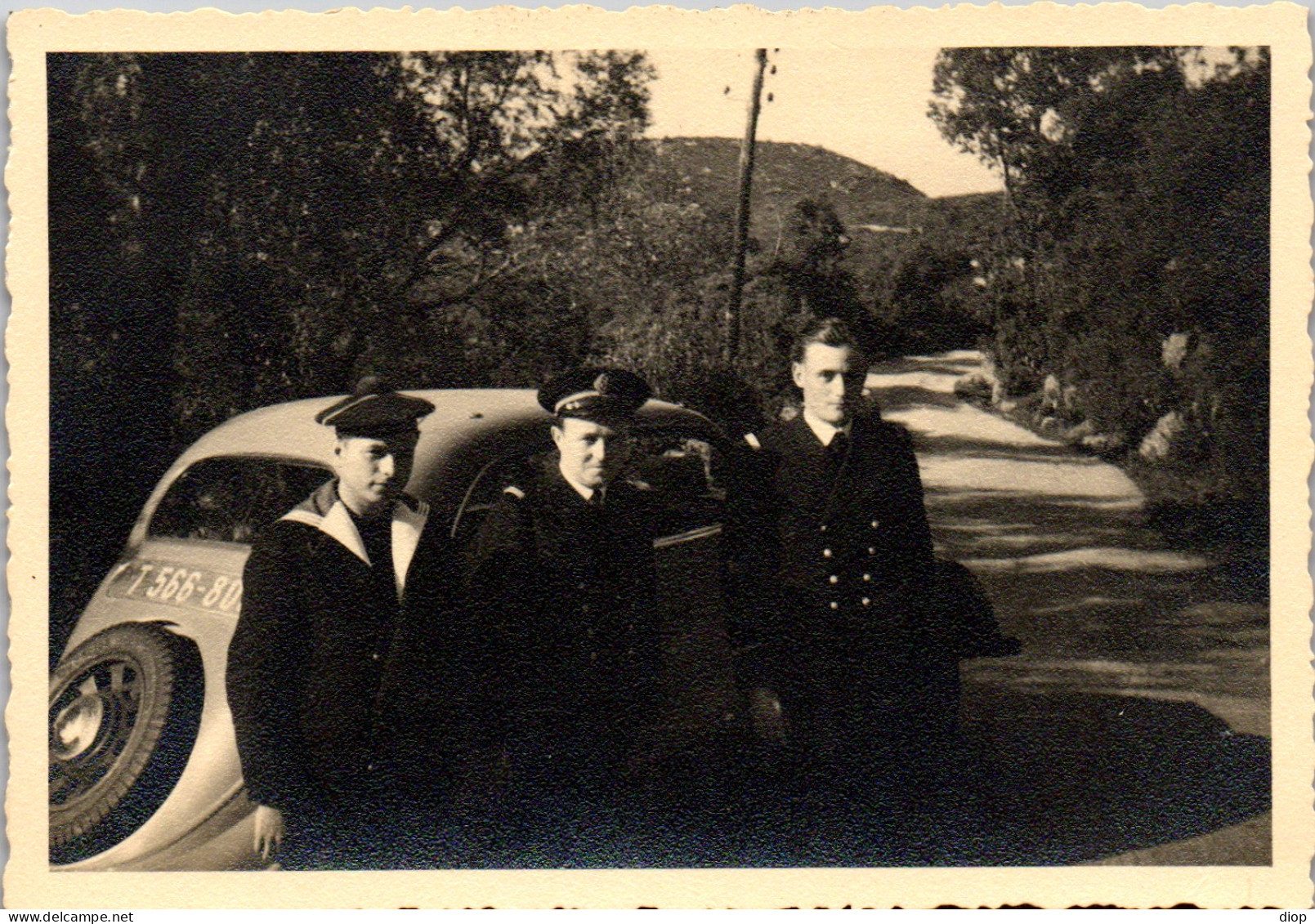 Photographie Photo Vintage Snapshot Amateur Automobile Voiture Groupe Militaire - Cars