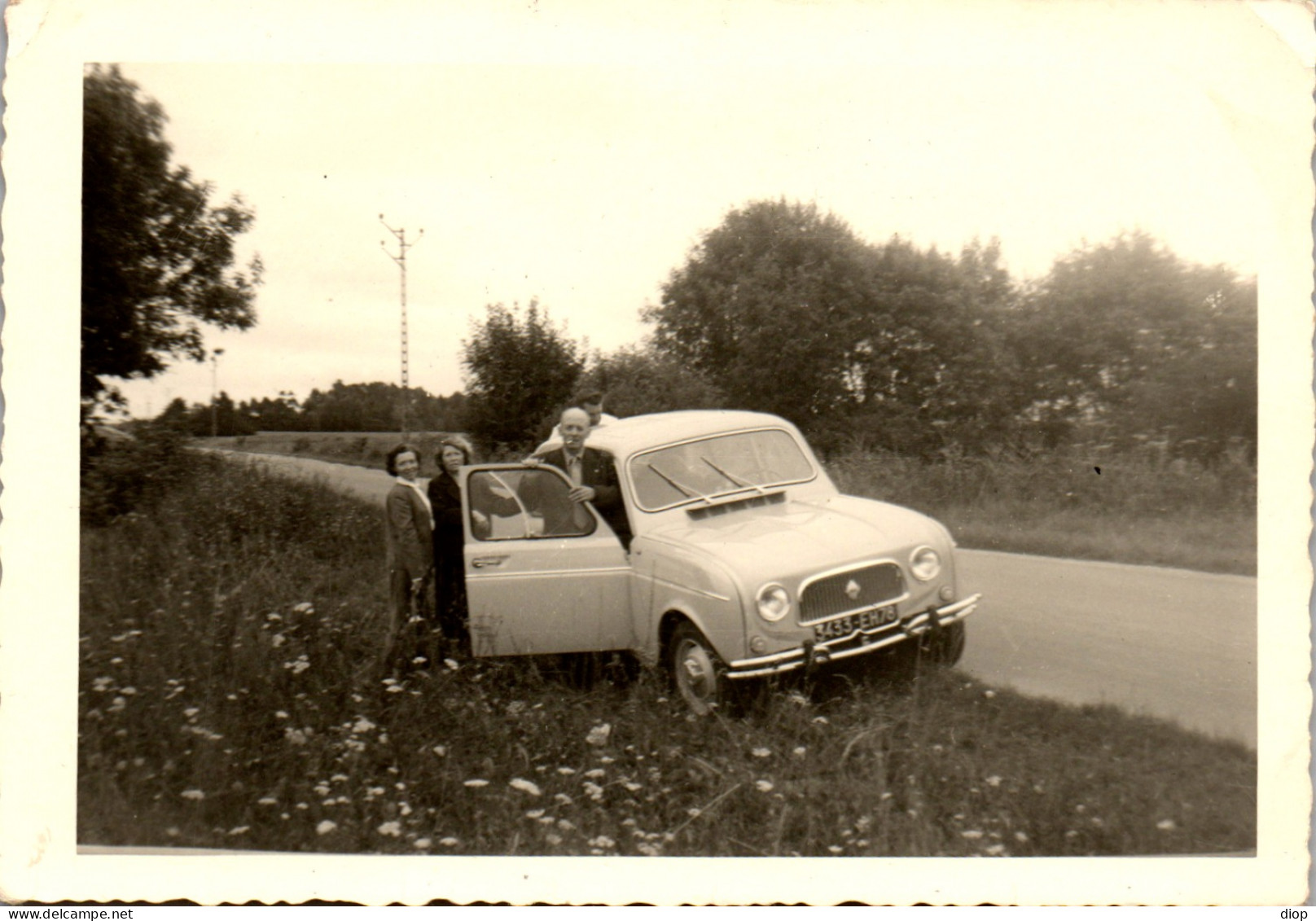 Photographie Photo Vintage Snapshot Amateur Automobile Voiture Renault 4L - Automobiles