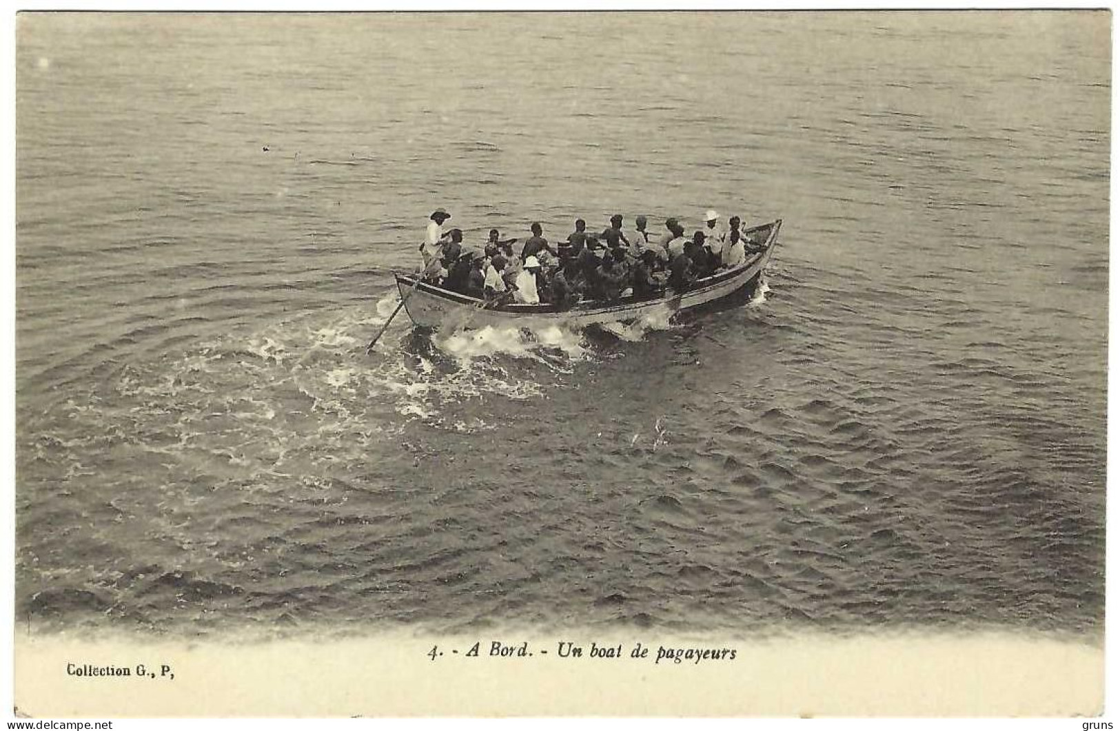 A Bord Un Boat De Pagayeurs - Senegal