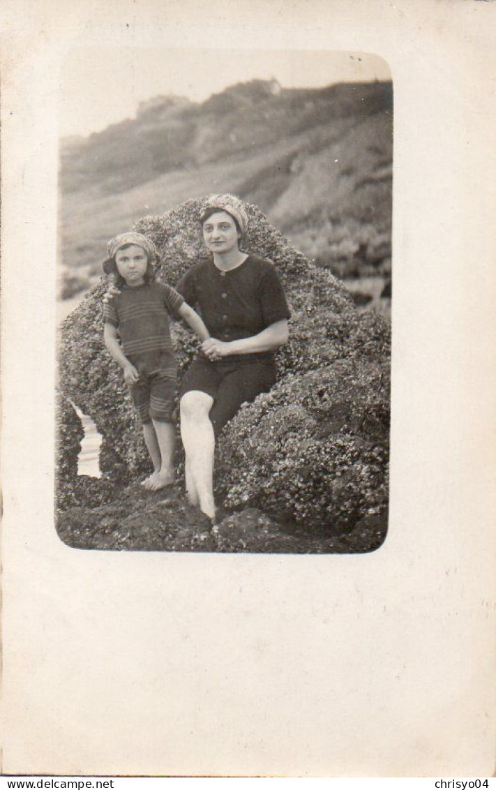 4V4Sb   Carte Photo Petite Fille Et Maman Sur Des Rochers En Bord De Mer à Identifier - Photographie