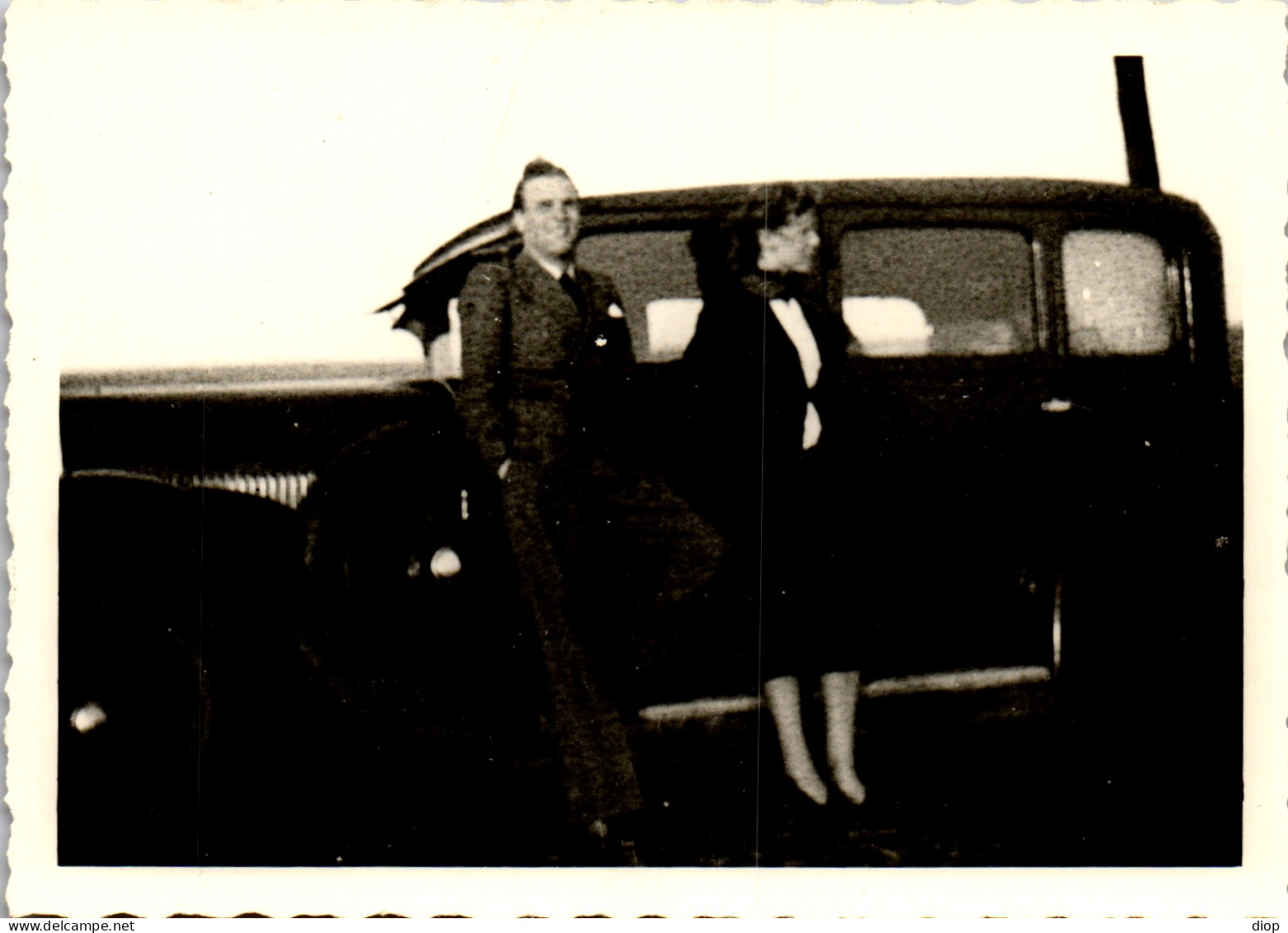 Photographie Photo Vintage Snapshot Amateur Automobile Voiture Auto Couple  - Cars